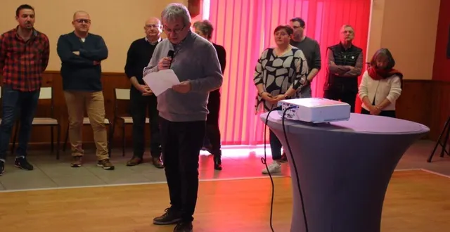 photo  accompagné des membres du conseil municipal, jean-denis guibert a présenté les vœux de la municipalité à la population.  &copy;  ouest-france 