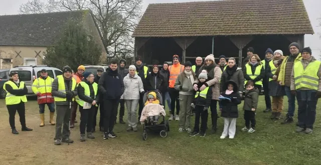 photo  la haute gatange, point de ralliement des riverains, en présence de franck albesa et karine gadroy-paput (association nature patrimoine et paysages), nelly ponton (association terre de liens), nathalie morgant (maire de parigné) et jean-pierre lepetit (premier adjoint).  &copy;  ouest-france 