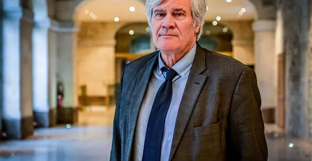 photo  stéphane le foll, le maire du mans, dans le hall de la mairie.  &copy;  le maine libre – yvon loué 