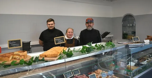 photo  willy dubois est assisté de sandra vendeuse et franck pour la préparation de la viande.  &copy;  le maine libre 