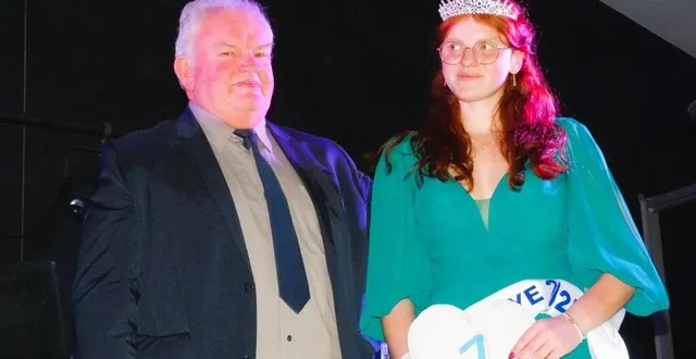 photo  dominique flament, le maire de vibraye (sarthe), a remis l’écharpe à coline hamelin, nouvelle miss vibraye 2025.  &copy;  ouest-france 