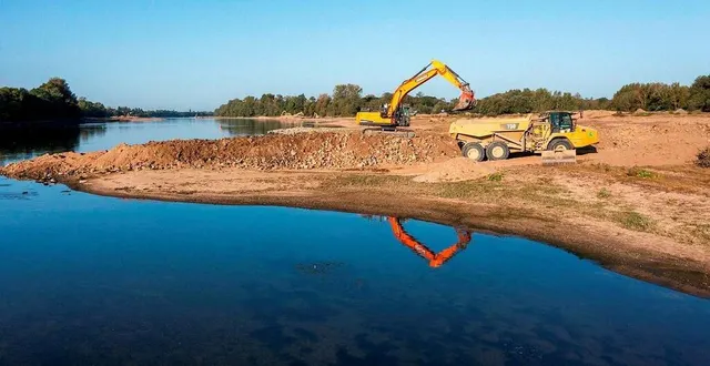 photo  chantier de rééquilibrage du lit de la loire, entre maine-loire et loire-atlantique, en octobre 2023.  &copy;  archives franck dubray 