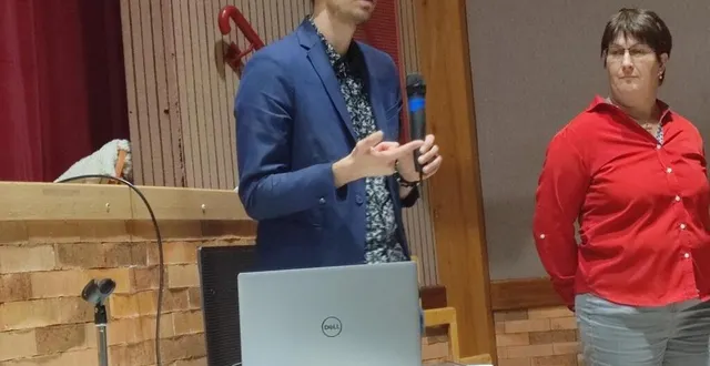 photo  les enjeux du futur plui ont été présentés au public par thibault plard, chargé de l’étude, et françoise coué, élue en charge de ce dossier, devant une soixantaine de personnes à la salle beaulieu.  &copy;  ouest-france 