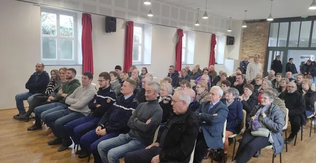 photo  la population, les élus, les sapeurs-pompiers et les gendarmes étaient conviés aux vœux du maire de challain.  &copy;  ouest-france 