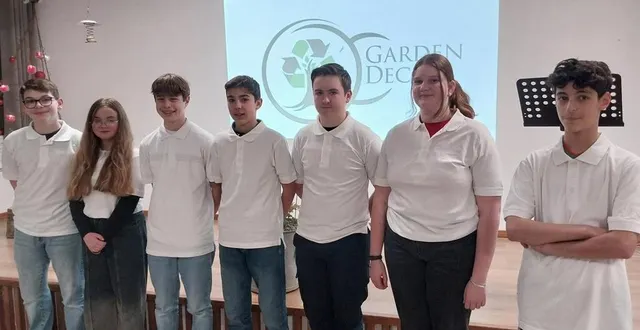 photo  le bureau de la mini-entreprise garden déco, avec de gauche à droite : le pdg nohé, la vice-présidente lylou, le directeur financier lucas, le directeur technique thibault, le directeur commercial mathis, la directrice de la communication callista et salim, membre du bureau. en arrière-plan le logo de garden déco.  &copy;  ouest-france 