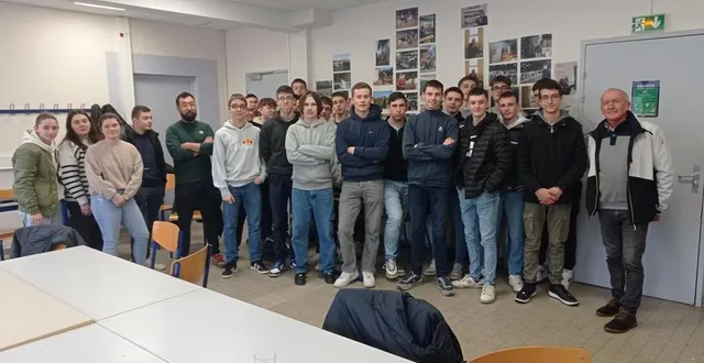 photo  (à droite) jean-louis pichard, agriculteur retraité qui fut de la première promotion de la germinière en 1966 est une des 44 personnes rencontrées par les élèves de terminal agroéquipement ici avec guilhaume chevallier leur professeur d’éducation socioculturelle. tous devant les premières photos de l’exposition.  &copy;  ouest-france 