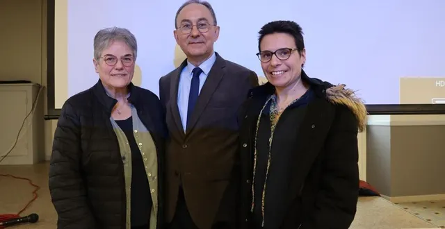 photo  claude davy, le maire de notre-dame-du-pé, entouré par ghislaine legendre (à gauche) et audrey sourice (à droite), lors de la cérémonie des vœux 2025.  &copy;  ouest-france 