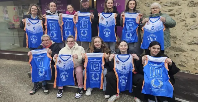 photo  les joueuses de l’asgc basketball posent fièrement avec leurs nouveaux maillots.  &copy;  ouest-france 