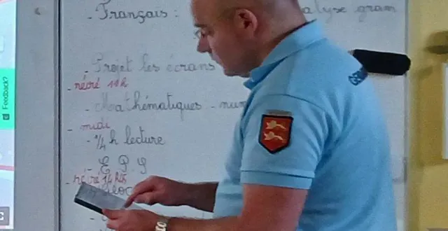 photo  intervention de l’adjudant jérôme lebouc à l’école raymond-queneau.  &copy;  dr 