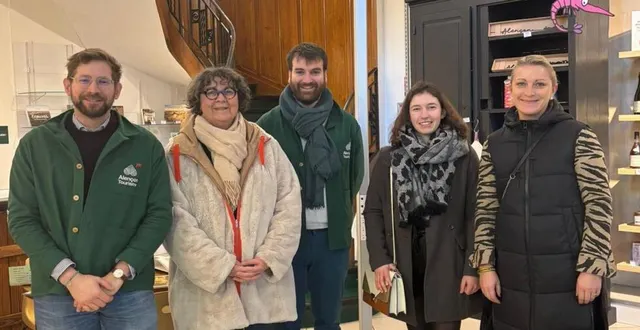 photo  de gauche à droite : charles marceau, directeur, fabienne mauger, présidente, willem girond-thuillier- responsable accueil pour l’office de tourisme d’alençon, marie schnéppé, chargée de promotion touristique, et marie-caroline malevicz-labbé, pour l’office de tourisme de sées.  &copy;  office de tourisme de sées 