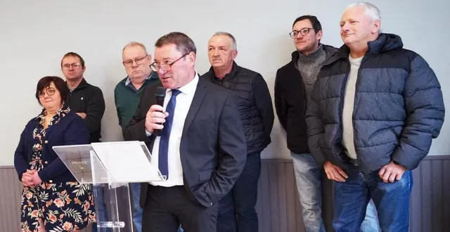 photo  entouré des conseillers municipaux, le maire, philippe lepont, a présenté ses vœux.  &copy;  ouest-france 