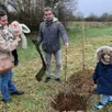 photo  la famille d’éloïse, née le 1er janvier 2024, a planté un pommier. 