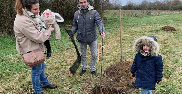 photo  la famille d’éloïse, née le 1er janvier 2024, a planté un pommier.  &copy;  le maine libre 