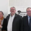 photo  le maire, patrice leboucher, avec, à sa droite, elisabeth richard, secrétaire de mairie et son époux, entourés d’amis. 