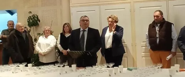 photo  patrick gosnet, maire, entouré de ses conseillers municipaux.  &copy;  ouest-france 