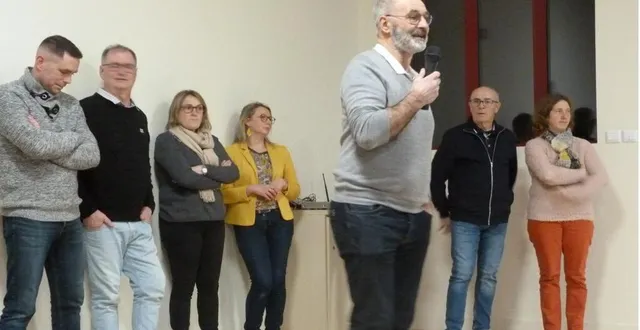 photo  thierry renvoizé, maire, est accompagné du conseil municipal pour présenter les vœux à la population.  &copy;  ouest-france. 