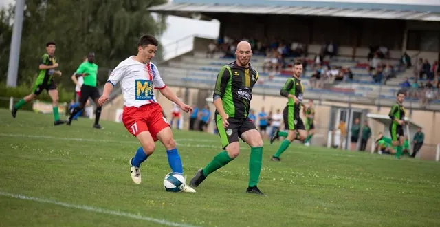 photo  après avoir évolué jusqu’en national 3 avec le fc bressuire, françois roullet (à gauche) est redescendu au niveau départemental au sein de son club formateur, courlay, devenu le fc 3c.  &copy;  co - clémence chauvin 