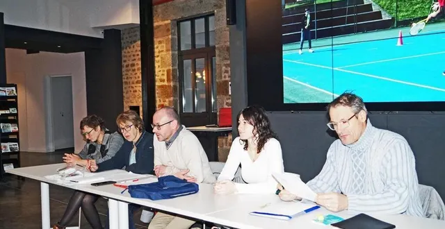 photo  hélène dubois, secrétaire ; isabelle baudu, trésorière ; jérôme chanat, président ; mylène baudu et eric ménager, entraîneurs.  &copy;  ouest-france 