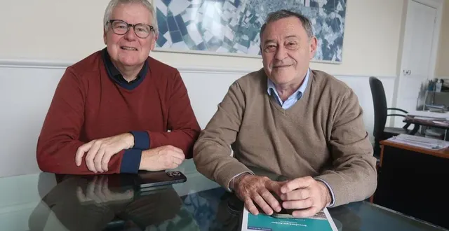 photo  beaufort-en-anjou, décembre 2024. le maire de beaufort-en-anjou alain dozias (à droite), accompagné de son premier adjoint rémi godard, s’inquiètent de l’augmentation des tarifs d’assurance pour la couverture des agents de la ville.  &copy;  co – agathe le nueff 