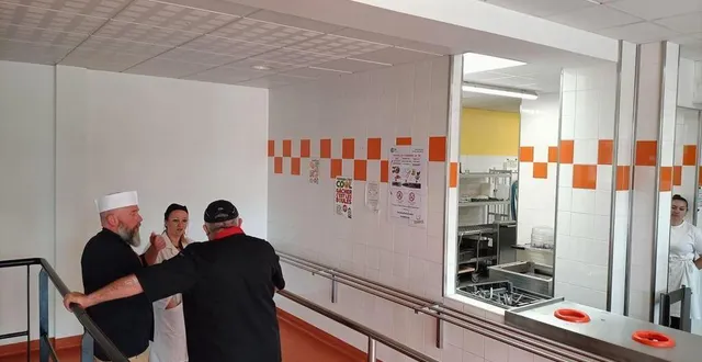 photo  dans le cadre de la convention signée avec la chambre d’agriculture des pays de la loire, les chefs des restaurants scolaires d’erdre-en-anjou ont échangé sur leurs pratiques avec leurs pairs, comme ici, lors d’une visite au collège georges-gironde, à segré.  &copy;  ouest-france 