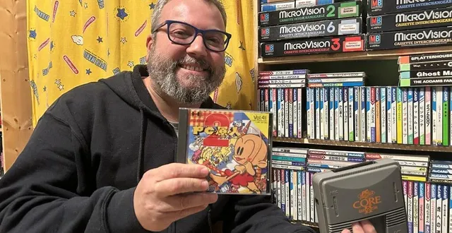 photo  matthias czinober, alias boby geek, parcourt la sarthe avec son musée itinérant du rétrogaming. ici avec sa console et son jeu préférés.  &copy;  ouest-france 