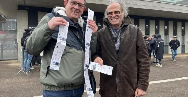 photo  thierry et didier, deux abonnés du club, ont pu récupérer leurs nombreux billets au stade marie-marvingt.  &copy;   ouest-france 