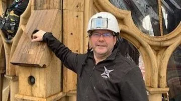 photo  le charpentier sarthois patrick jouenne, en charge de la reconstruction de la flèche de notre-dame de paris, a été promu chevalier de la légion d’honneur.  &copy;  patrick jouenne 