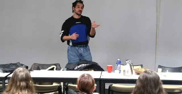 photo  saumur, mardi 21 janvier. originaire de longué-jumelles, le réalisateur antoine chevrollier est venu à la rencontre des élèves du lycée sadi-carnot.  &copy;  co – yvan georget 