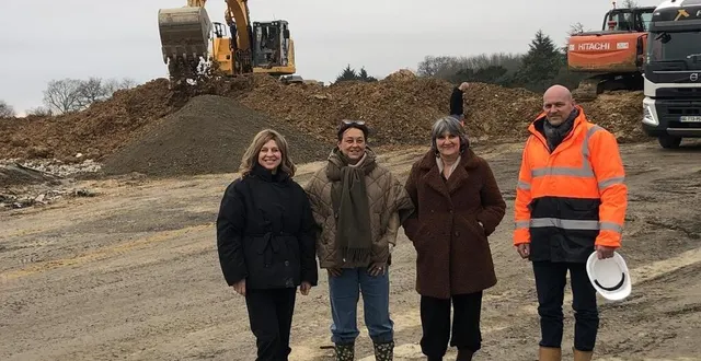photo  sur le site de la future salle, véronique maillet, maire de bouchemaine ; christine moreau, adjointe aux sports ; sylvie robin, dracte, ville de bouchemaine et ludovic seugé, responsable d’opérations chez alter, maître d’ouvrage délégué.  &copy;  ouest-france 