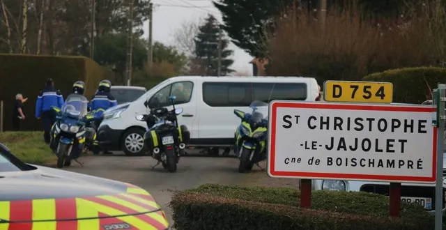 photo  le fourgon transportant monique olivier, sortant de l'ancienne propriété de lydie logé, à saint-christophe le jajolet (orne), ce mardi 21 janvier 2025.  &copy;  anne-emmanuelle lambert/ouest-france 
