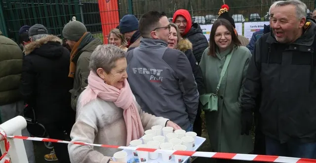 photo  à la pincenardière, ce mardi 21 janvier 2025, c’était distribution de cafés en attendant d’avoir ses places pour le match de coupe de france le mans - psg.  &copy;  ouest-france 