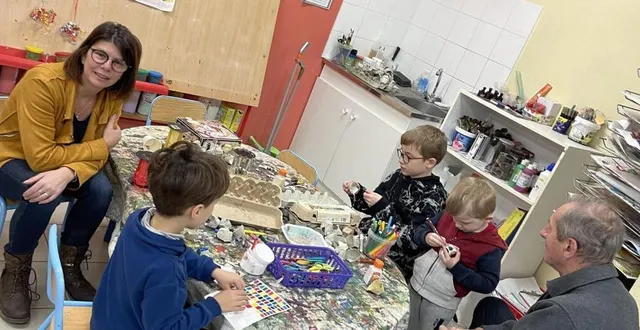 photo  en pleine séance de découverte de la vie en classe.  &copy;  co 