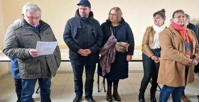 photo  le maire, bernard mésenge (à gauche), en présence des conseillers municipaux et de nombreux habitants lors de la présentation des vœux.  &copy;  ouest-france 