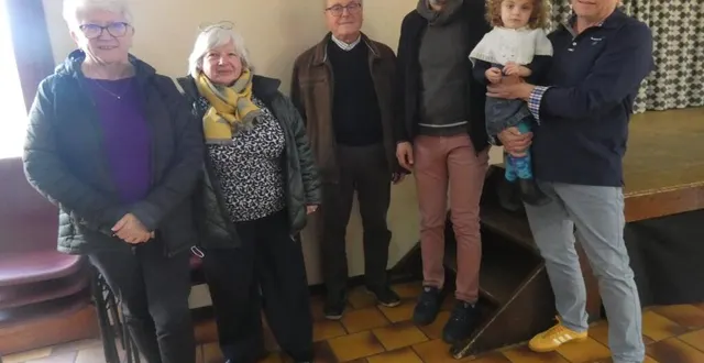 photo  le maire, à droite, avec des responsables d’associations.  &copy;  ouest-france 