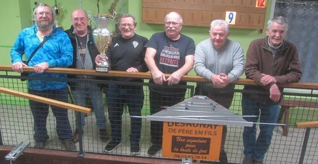 photo  le challenge des copains (un sociétaire et deux invités) du cercle de boule de fort de la courtille à bécon-les-granits, qui s’est déroulé du 16 au 19 janvier, a rassemblé 14 équipes. dimanche, la finale a été remportée par louis jubeau de bécon et ses invités (et cousins), jacques et bernard laurent d’avrillé, face à bruno beaupérin de bécon et ses invités jean-rené bolteau et hervé prigent, de la pouëze, sur le score de 12 à 9. nicole audebert et ses invités, jean-louis et maryline cheret de la pouëze, terminent à la 3e place devant daniel crasnier et ses invités, tony gazon et stéphane marchais de chalonnes.le prochain challenge du cercle de la courtille, le challenge super u, aura lieu du 3 février au 26 avril.  &copy;  co 