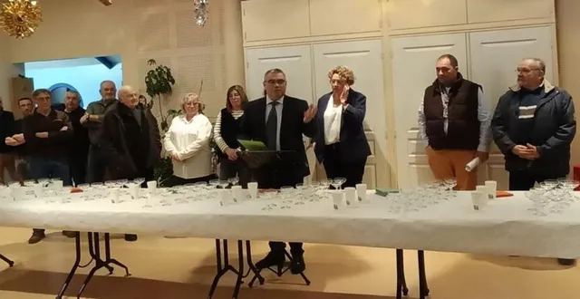 photo  le maire accompagné de son conseil municipal a présenté ses vœux à la salle beausoleil.  &copy;  le maine libre 