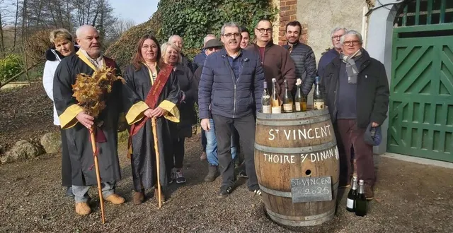 photo  présentation du tonneau à la cave municipale du village.  &copy;  le maine libre 