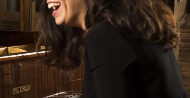 photo  lola baï au piano.  &copy;  julien leguay 