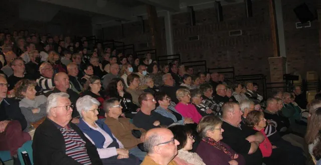 photo  la salle mélusine était comble, ce week-end, pour la nouvelle pièce « tais-toi françois », jouée par les tréteaux de malestable. prochaine représentation dimanche, à 15 h, à cherré-au.  &copy;  ouest-france 
