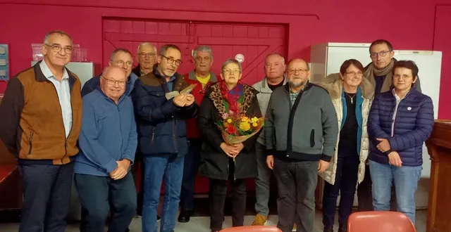photo  jocelyne et bernard baudoin (au centre), partent après 30 ans de bons et loyaux services.  &copy;  ouest-france 