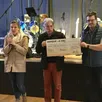 photo alain royeau et son vice-président remettent un chèque de 3 000 € à brenda hillaire pour l’aider à financer les soins médicaux de son fils.