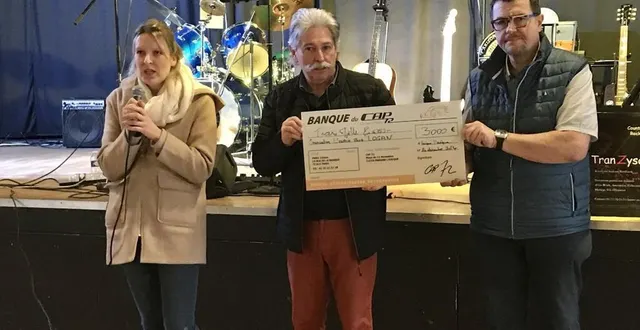 photo  alain royeau et son vice-président remettent un chèque de 3 000 € à brenda hillaire pour l’aider à financer les soins médicaux de son fils.  &copy;  ouest-france 