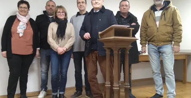 photo  le maire au centre avec son équipe municipale lors de la cérémonie des vœux 2025  &copy;  le maine libre 