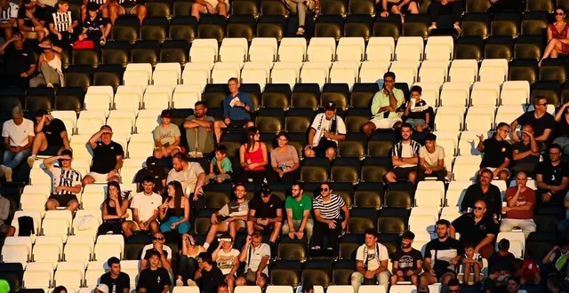 photo  une tribune clairsemée du stade raymond-kopa d’angers lors d’un match, en septembre 2023.  &copy;  archives ouest france 