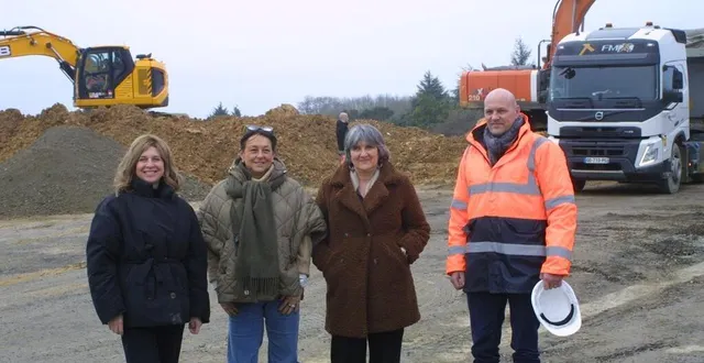 photo  sur le chantier mercredi 22 janvier : véronique maillet, maire de bouchemaine, christine moreau son adjointe en charge des sports et de la vie associative, sylvie robin, adjointe au directeur général des services de la mairie, et ludovic seugé, responsable des opérations de construction chez alter.  &copy;  co 