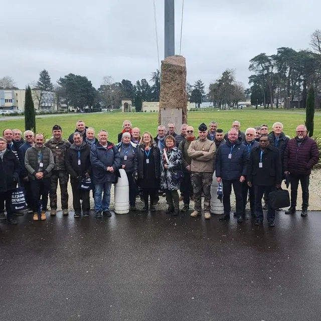 photo les élus locaux accueillis sur le camp d’auvours.  ©  2e rima