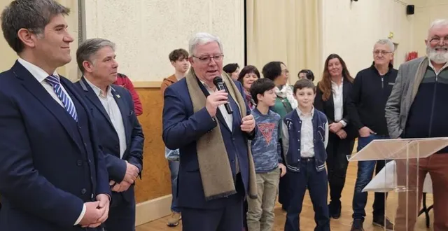 photo  yves goasdoué, maire de flers, pendant son discours, en présence de vincent baumont, maire de la ferrière-aux-etangs, jérôme nury, député de l’orne, brigitte viarmé et josé collado, conseillers départementaux, ainsi que les élus municipaux.  &copy;  ouest-france 