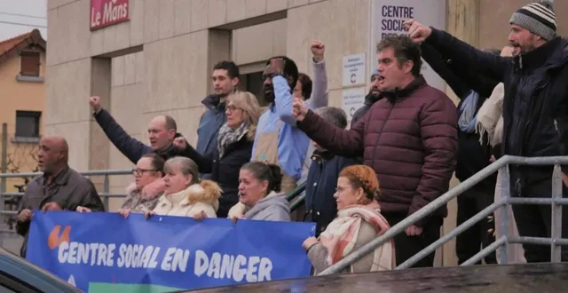 photo  les salariés et les bénévoles du centre social des quartiers sud se sont rassemblés boulevard des glonnières ce mercredi 22 janvier, pour alerter sur leur situation.  &copy;  ouest-france 