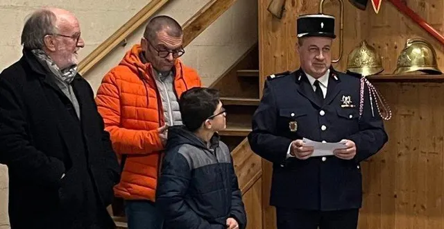 photo  ronald jolivet (à droite), lieutenant et chef du centre de secours de champ-sur-layon, en présence des élus.  &copy;  co 