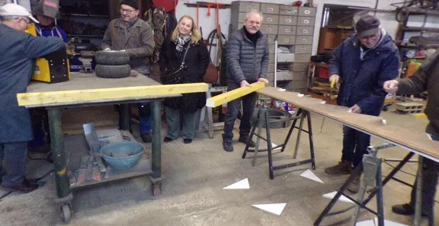 photo  les bénévoles commencent le char principal pour le carnaval.  &copy;  le maine libre 